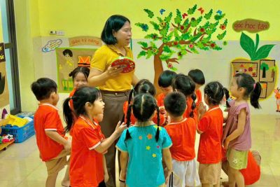 Thể dục cùng các bạn nhỏ lớp 4 tuổi B